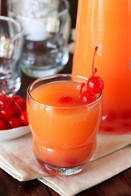 Grandma's Christmas Punch image ~ A tasty punch with pineapple juice, orange juice, and maraschino cherries. Orange Juice Punch, Orange Creamsicle Drink, Juice Punch, Creamsicle Drink, Christmas Cocktail Recipes, Punch Christmas, Punch Cocktails, Christmas Punch Recipes, Punch Drinks