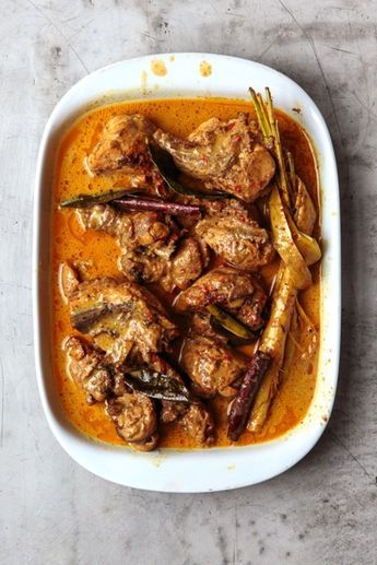 Padang-Style Chicken Curry (Gulai Ayam) Indonesian Curry, Curry Chicken Thighs, Kari Ayam, Ayam Bakar, Indonesian Cuisine, Malaysian Food, India Food, Curry Chicken Recipes, Think Food