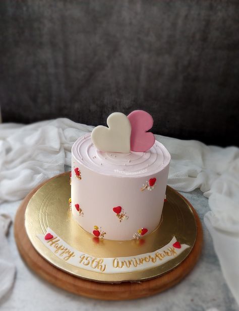 Anniversary Cake For Couple, Half Kg Anniversary Cake Design, Anniversary Mini Cake Ideas, Cake Designs For Couples, Small Anniversary Cake, Cake Designs Fondant, Latest Anniversary Cake Designs, Cake Designs Simple, Simple Anniversary Cakes