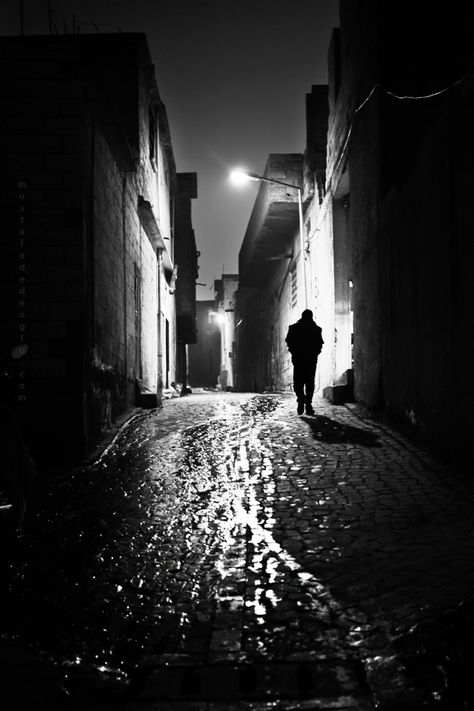 Dark Street, Black And White Aesthetic, Dark Photography, Street Photo, Black N White, Bw Photo, Black And White Pictures, Black And White Photographs, White Aesthetic