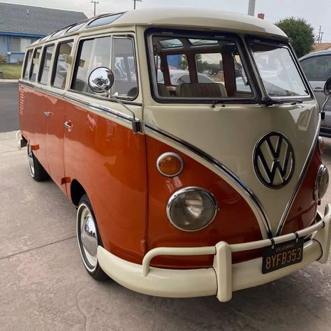 A paixão pelos carros clássicos é universal. Este é o caso dessa bela Volkswagen Kombi Corujinha ano 1963. Kombi Vintage, 1963 Volkswagen Beetle, 1969 Vw Bus, 1969 Volkswagen Bus, Volkswagen Beetle 1967, Volkswagen