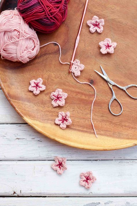 This free crochet flower pattern makes perfect little cherry blossoms, but can be customized to make a variety of flowers for home decor, headbands or even accents for other crocheted pieces. | MakeAndDoCrew.com ☂ᙓᖇᗴᔕᗩ ᖇᙓᔕ☂ᙓᘐᘎᓮ http://www.pinterest.com/teretegui Crochet Flower Pattern, Crochet Puff Flower, Crochet Flowers Easy, Crochet Flowers Free Pattern, Pola Amigurumi, Cherry Blossom Flowers, Crochet Diy, Crochet Flower Patterns, Crochet Applique