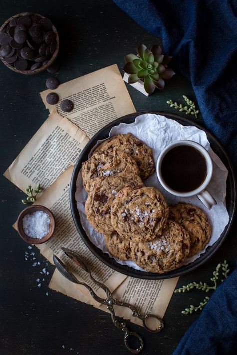 Cookie Photography Styling, Hannibal Food, Cookie Photography, Cookies Photography, Eid Fitr, Food Photography Dessert, Super Cookies, Breakfast Photography, Dessert Photography