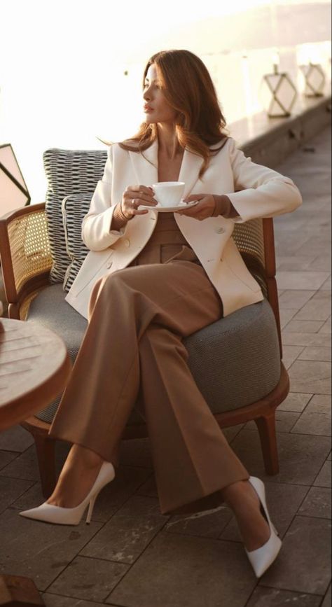 Summer Outfit Classy Elegant, Executive Woman Aesthetic, Executive Looks For Women, Corporate Life Aesthetic, Business Aesthetic Woman, Boss Woman Aesthetic, Elegant Color Combinations, Relaxed Tailoring, Mocha Mousse