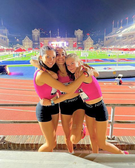 New Balance Nationals Track, Aesthetic Track Pictures, Track Girl Aesthetic, Track Szn, Track Pics, Track Aesthetic, Running Inspo, Cute Running Outfit, Running Pictures