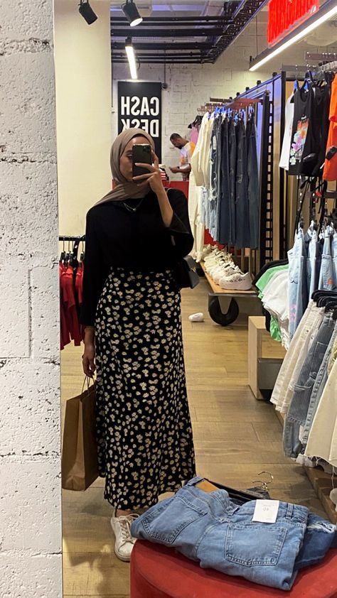 Long Skirt Muslimah Outfit, Sunflower Skirt Outfit Hijab, Printed Skirt Outfit Hijab, Summer Skirt Hijab Outfits, Ootd Floral Skirt Hijab, Hijab Skirt Outfit Casual, Modest Black Skirt Outfit, Long Skirt Outfits For Summer Hijab, Long Black Floral Skirt Outfit