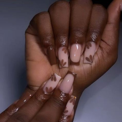 Simple May Nails Short, Brown And Pink Nails Acrylic Short, Acrylic Square Nails Designs Ideas, Short Nails Brown Design, Brown Nail Art Ideas, Cute Brown Nails Ideas, Simple Nail Designs Brown, Nails Aethestic, Cozy Nail Designs