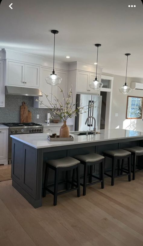 Kitchen Island To Seat 5, Kitchen In Center Of House, Black Granite Island, Light Kitchen Design, Black Kitchen Island Ideas, Galley Kitchen With Island, Kitchen Contemporary Design, Modern Black And White Kitchen, Marble Interior Design