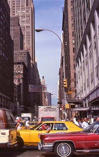 34th Street and 7th Avenue facing North, 1977.   Photo by Laura Knight Retro Places, Laura Knight, Photo New York, Baba Jaga, Fotografi Vintage, Doodle Ideas, City Vibe, Macbook Wallpaper, Vintage New York