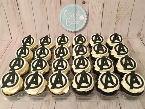 Avengers logo cupcakes! Marvel Cupcakes Easy, Marvel Themed Cupcakes, Marvel Cupcake Ideas, Cupcakes Avengers, Cafe Specials, Marvel Cupcakes, Marvel Cakes, Avengers Cupcakes, Birthday Marvel