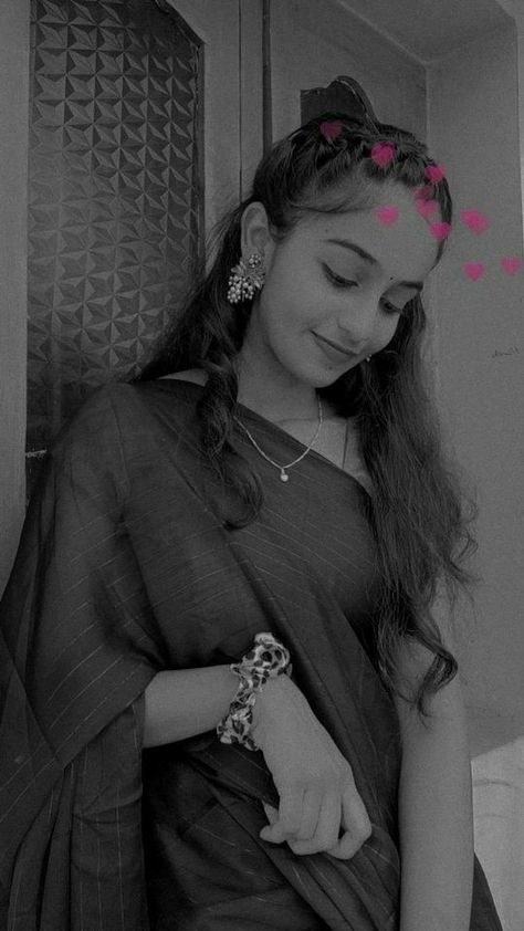 Ammayi Pic, Real Pics For Instagram, Ladki Photo, Girly Photography Instagram, Dp Photos, Gals Photos, Whatsapp Profile, Self Portrait Poses, Friend Poses Photography