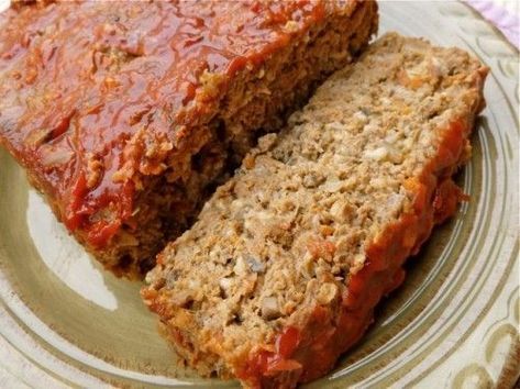 Weight Watchers Meatloaf - 6 Points  for 2 slices!  -YUM.  Made double this recipe.  One loaf for my fam of 6, the other loaf sliced up and frozen in baggies with the points written on it.  A delicious 3 point snack/meal. #weightwatchersrecipes Weight Watchers Meatloaf Recipe, Weight Watchers Meatloaf, Mexican Meatloaf, Vegan Meatloaf, Weight Watcher Dinners, No Calorie Foods, Meatloaf Recipes, Vegetarian Dinner, Ww Recipes