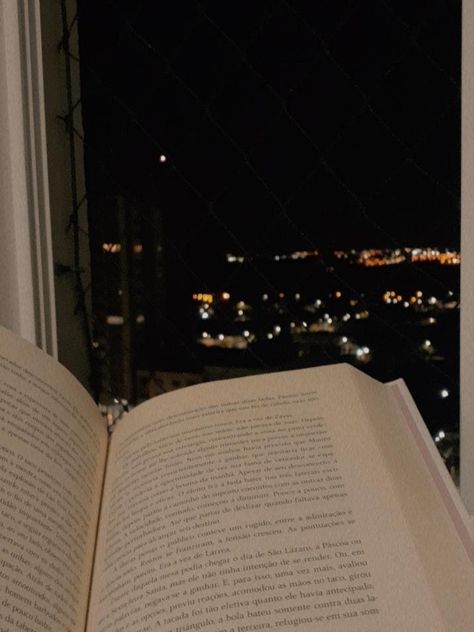 maybe I felt a little melancholy, but reading beside a sky like this... Late Night Reading Aesthetic, Nighttime Reading, Reading At Night, Reader Aesthetic, Book Wallpaper, A Sky, Night Vibes, Cozy Reading Nook, Open Book