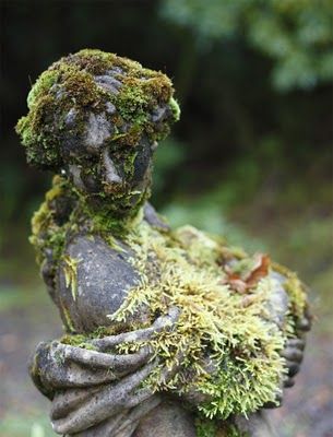 Overgrown statue Moss Garden, Garden Cottage, Garden Ornaments, English Garden, Love Spells, Garden Statues, Shade Garden, Cottage Garden, Garden Inspiration