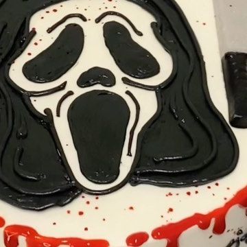 Ghost Face Cupcakes, Ghost Face Cake Ideas, Ghostface Cake Ideas, Ghostface Birthday Cake, Ghost Face Cake, Ghostface Cake, Horror Movie Cake, Scary Halloween Cakes, Face Cake