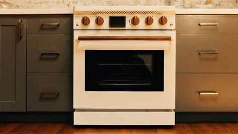 Why this new induction stove has a battery inside—and old-fashioned knobs instead of a touchscreen New Stove, Induction Stove, Double Boiler, Electric Stove, Gas Range, Induction Cooktop, Hot Water Heater, Gas Stove, Apartment Building