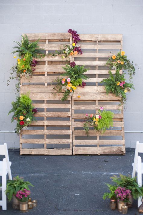 wood pallets with florals as wedding backdrop Decor Photobooth, Diy Fotokabine, Diy Wedding Photo Booth, Pallet Backdrop, Yard Oasis, Industrial Wedding Inspiration, Cheap Wedding Decorations, Rustic Easter, Pallet Wedding