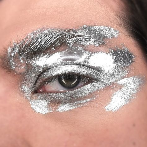 Metalic Make Up Aesthetic, Silver Flakes Makeup, Silver Face Paint, Silver Fairy Makeup, Silver Fashion Aesthetic, Silver Eyebrows, Eye Makeup Men, Hologram Makeup, Silver Moodboard