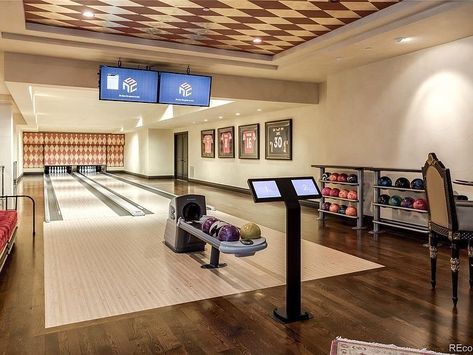 Game Rooms Ideas, Kids Games Room, Luxury Gaming Room, Gaming Room Setup Ideas, Home Bowling Alley, Room Setup Ideas, Gaming Room Ideas, Luxury Game Room, Gaming Rooms