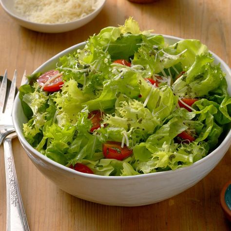 Easy Healthy Soup, Christmas Salad Recipes, Easy Summer Side Dishes, Basil Vinaigrette, Side Salad Recipes, Salads Recipes, Green Salad Recipes, Salad Mixed Greens, Bacon Salad