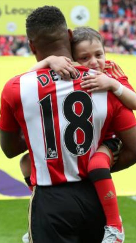 Jermain Defoe holds Bradley Lowery, before the English Premier League football match between Sunderland and Swansea City at the Stadium of Light on May 13, 2017. Bradley Lowery, Stadium Of Light, Stadium Lighting, Swansea City, Premier League Football, English Premier League, Football Match, Swansea, Sunderland