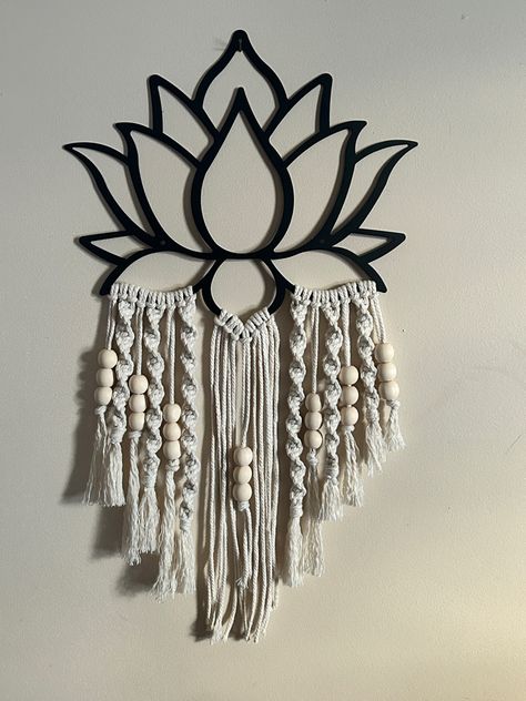 Lotus Macrame, How To Do Macrame, Macrame Thread, Macrame Knots Tutorial, Macrame Wedding, Macrame Wall Hanging Patterns, Knots Tutorial, Dyi Projects, Thread Art