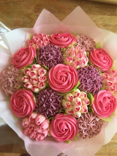 Pink Roses cupcake bouquet Cupcakes Decoration Rose, Easter Cupcake Bouquet, Cupcakes Bouquet Ideas, Flower Cupcakes Bouquet, Pink Rose Cupcakes, Rose Cupcake Bouquet, Mini Cupcake Bouquets, Cupcake Basket, Flower Cupcake Cake