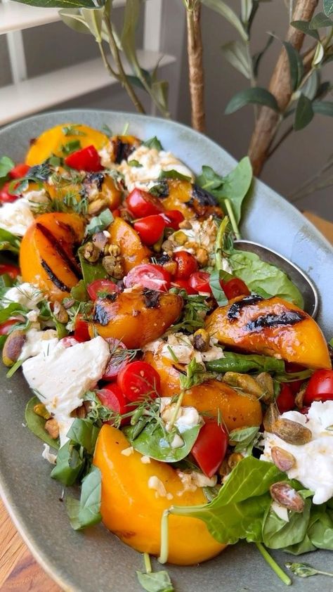 Grilled Peach and Burrata Salad 🍑  With peaches and nectarines at the peak of their season, this salad is an absolute must try! These… | Instagram Peach And Burrata, Kunafa Recipe, Peach Burrata, Salad With Burrata, Grilled Peach Salad, Sommer Mad, Galaxy Chocolate, Burrata Salad, Meat Pies