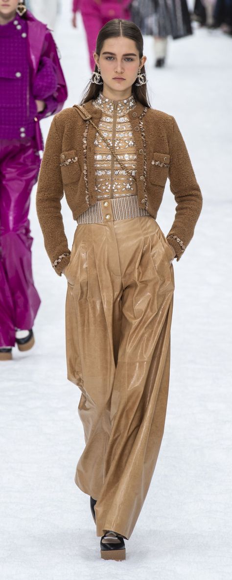 Chanel Fall Winter 2019/2020, Chanel 2019 Fall Winter, Chanel Fall 2019, Chanel Winter, Chanel Street Style, Chanel Ready To Wear, Chanel 2019, Coco Chanel Fashion, Michael Cinco