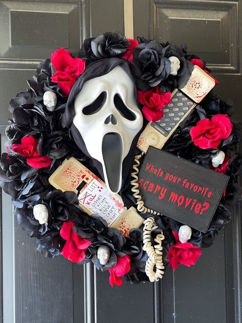 Horror Crafts, Scream Halloween, Diy Halloween Wreath, White Mask, Halloween Diy Crafts, Halloween Door, Theme Halloween, Fall Halloween Decor, Halloween Pictures