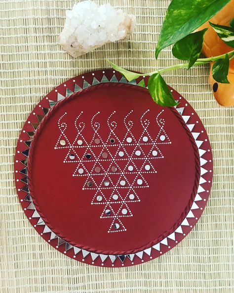 Lippan Art Frames On Wall, Lippan Art Warli, Simple Lipan Art, Saraswati Yantra Wall Art, Simple Lippon Art Designs, Lippan Art Mirror Jharokha, Shree Yantra Lippan Art, Simple Lippan Art Design, Lippan Art Simple