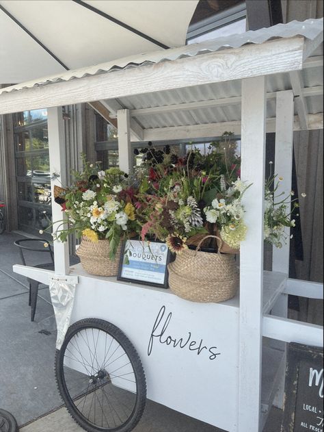 Flower Cart Ideas, Farmers Market Stand, Produce Stand, Market Stands, Cut Flower Farm, Farm Store, Flower Truck, Flower Cart, Market Stalls