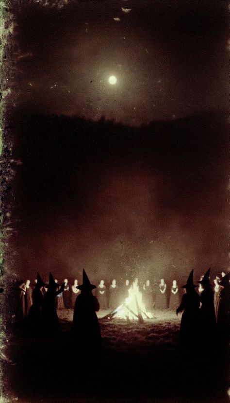 Witch ritual bonfire and moon Witch Ritual Aesthetic, Witch Bonfire, Voodoo Aesthetic, Witches Road, Alevel Art, Witch Rituals, Inktober 2024, Witchy Woman, Ritual