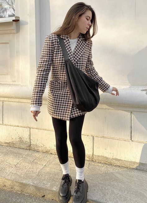 Platform Oxford Shoes Outfit, White Socks Outfit, Styling Leggings, Shoes With Leggings, Mary Jane Outfit, Oxfords Outfit, Oxford Platform Shoes, Oxford Shoes Outfit, Thrift Inspo