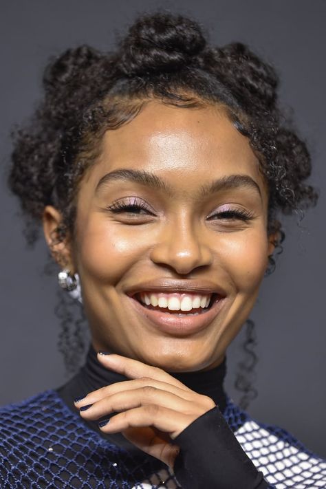 Yari Shahidi Hairstyles, Celebrity Curly Hairstyles, Bantu Nots On Natural Hair, Black Celebrity Hairstyles, Tara Shahidi Hairstyles, Fairy Bantu Knots, Zoe Grownish Hairstyles, Cool Natural Hairstyles, Bantu Knots Hairstyle