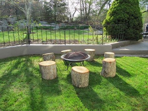 Stump Seating, Summer Garden Decorations, Log Garden, Wood Stumps, Diy Hanging Planter, Fire Pit Seating, Wooden Log, Easy Wood, Wood Logs