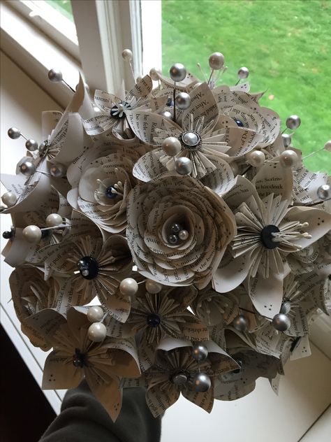 Flowers With Newspaper, Paper Boquets Handmade, Newspaper Flower Bouquet, Paper Bouquet Diy, Antique Bouquet, Newspaper Flowers, Book Page Flowers, Book Art Projects, Make Paper Flowers