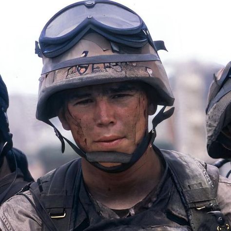 History of Cinema on Instagram: "“They won't understand. They won't understand why we do it. They won't understand that it's about the men next to you, and that's it.” Ridley Scott’s ‘Black Hawk Down’ (2001)" Josh Hartnett Black Hawk Down, Black Hawk Down, Josh Hartnett, Ridley Scott, Black Hawk, Band Of Brothers, Pearl Harbor, Smash Cake, Modern Warfare