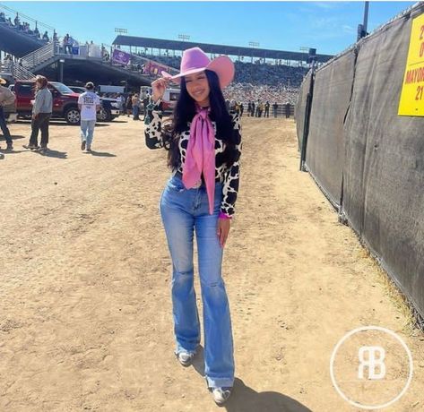 Vaquera Pink Outfit, Pink Western Outfits Women, Western Fits, Cowgirl Look, Western Style Outfits, Pics Ideas, Western Outfits Women, Outfits Women, Pink Outfit