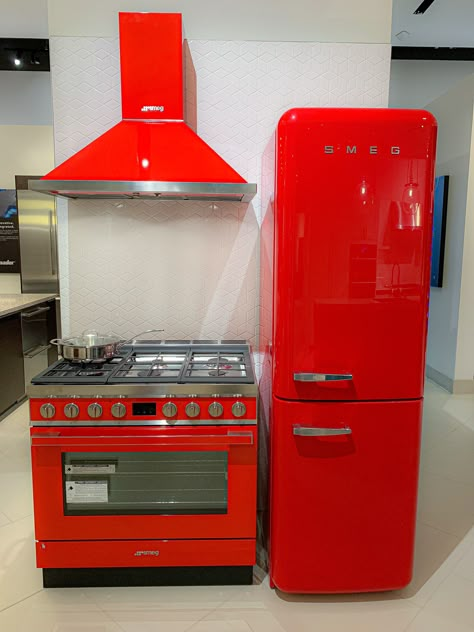 #smeg #retro #50sstyle #kitchendecor #kitchenenvy #kitchendisplay #homedecor #bold #red #vibrantcolors #range #refrigerator #pirchenvy #colorful #uniquekitchen Smeg Red Kitchen, Red Retro Kitchen, Smeg Red, Colorful Appliances, Red Kitchen Appliances, Red Refrigerator, Smeg Refrigerator, Smeg Kitchen, Retro Refrigerator