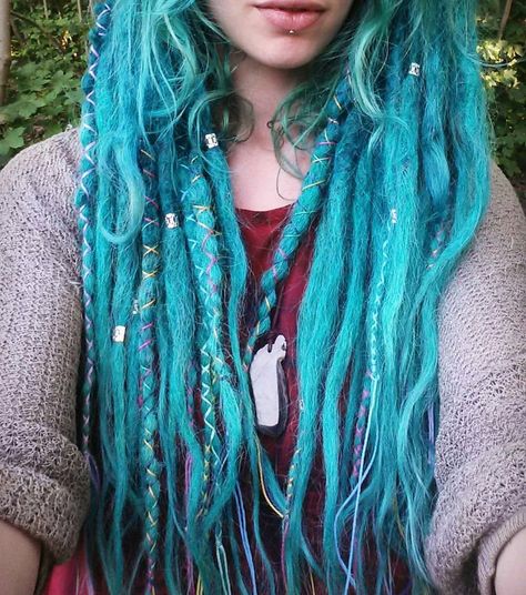 Dreadlocks.. Dreadlock Inspiration, Blue Dreadlocks, White Girl Dreads, Dreadlock Ideas, Purple Dreads, Blue Dreads, Colored Dreads, Dreadlocks Extensions, Dread Styles