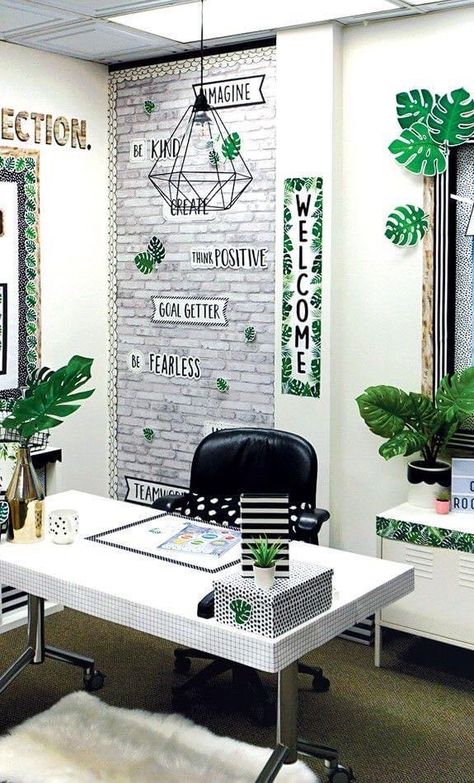 Unique Classroom Themes, Classroom Teacher Desk, Class Decoration Ideas, Creative Classroom Decor, Plants Classroom, Teachers Room, Creative Teaching Press, Kindergarten Classroom Decor, Classroom Makeover