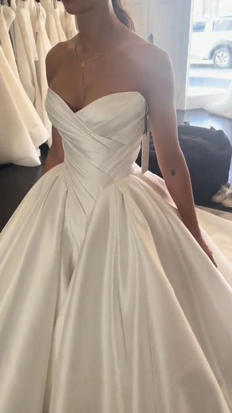 Ivory Vs White, Beauty And The Beast Wedding Dresses, Italy Wedding Dress, Wedding Dress 2024, Robes Glamour, Classy Wedding Dress, Pretty Wedding Dresses, White Wedding Dress, Wedding Dresses Corset