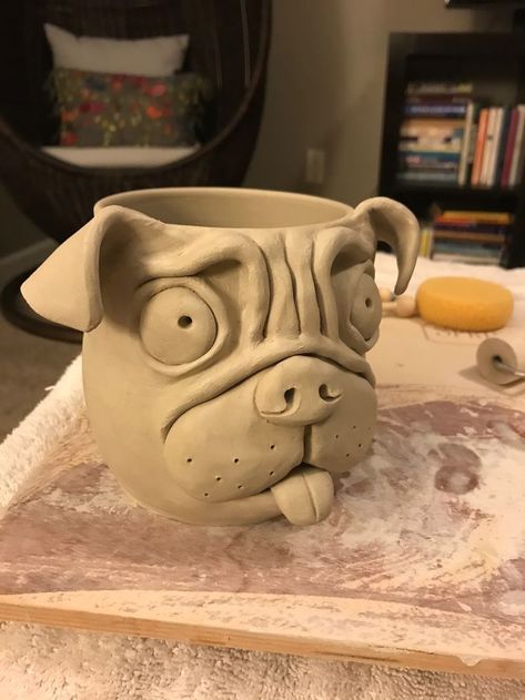 Easy Clay Sculptures, Pug Mug, Miniature Pottery, Beginner Pottery, Pottery Animals, Sculpture Art Clay, Pottery Painting Designs, Animal Mugs, Pottery Crafts