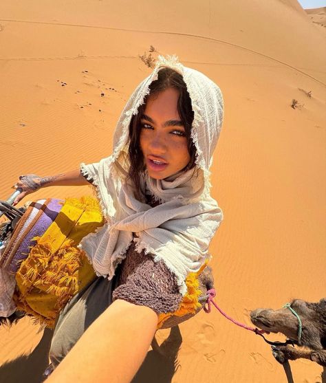 Pyramids Poses, Egypt Photoshoot Ideas, Sahara Outfit Women, Morocco Desert Outfit, Morocco Instagram Pictures, Morocco Pictures, Morocco Picture Ideas, Marrakesh Outfit Ideas, Egypt Instagram Pictures