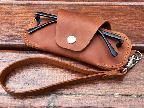 Leather Sunglasses Case, Leather Scrap, Leather Glasses Case, Eyeglasses Case, Glasses Holder, Leather Art, Sunglass Holder, Leather Projects, Leather Gifts