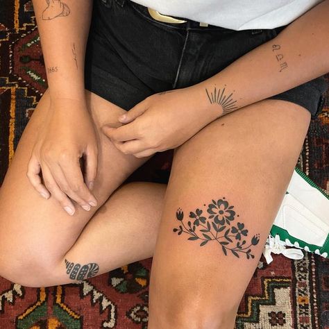 Flower Thigh Tattoo, Aesthetic Tattoo Ideas, Unique Tattoo Ideas, Flower Thigh Tattoos, 20 Aesthetic, Handpoke Tattoo, 4 Tattoo, Bold Artwork, Knee Tattoo