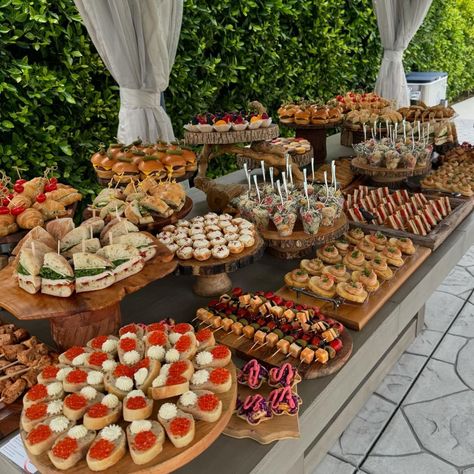 event planning • Instagram Christmas Catering, Amazing Food Platters, Instagram Call, Decorações Com Comidas, Garlic Cream Sauce, Catering Ideas Food, Buffet Set, Party Food Platters, Food Garnishes