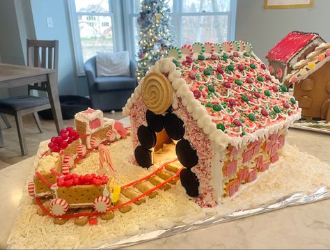 Gingerbread House Ideas Out Of Graham Crackers, Gramcracker House Ideas, Gingerbread House Ideas Ski Lodge, Different Gingerbread House Ideas, Genderbread House Ideas, Train Gingerbread House, Gram Cracker Gingerbread Houses, Train Station Gingerbread House, Santa Workshop Gingerbread House