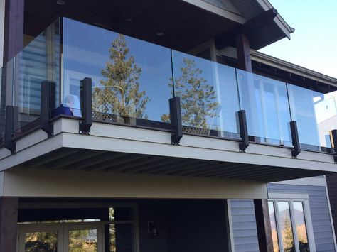 Clear Balcony Railing, Patio Balustrade Ideas, Glass Balcony Ideas, Glass Railing Design, Railings Design, Glass Balcony Railing, Glass Railing Deck, Balcony Glass Design, Staircase Interior Design